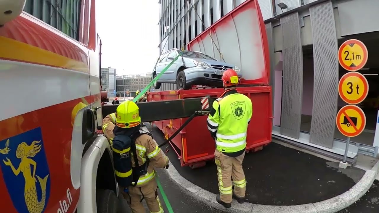 Sähköauton siirto sammutuslavalle