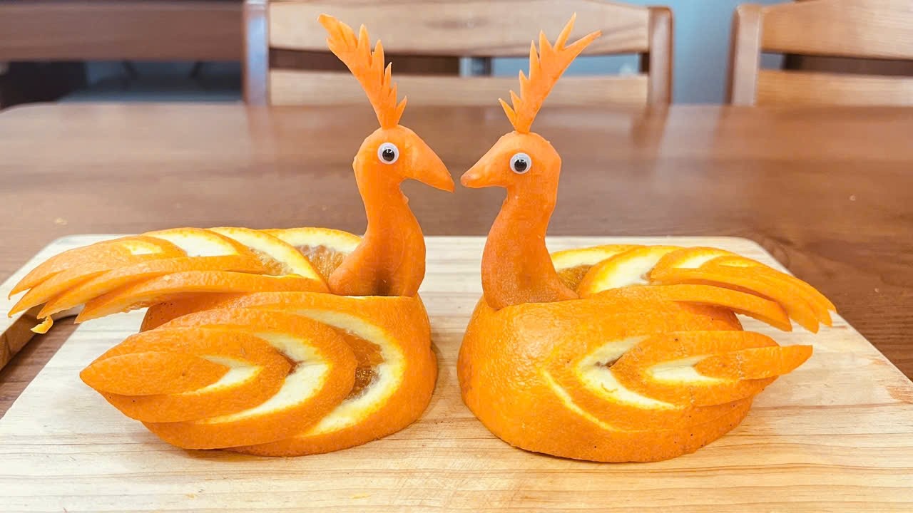 Orange schnitzen: Eleganter Schwan als kreative Obst-Dekoration
