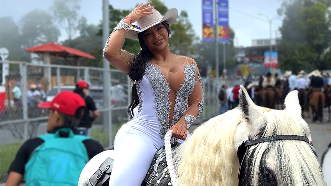 GRAND DISPLAY OF BEAUTIFUL COLOMBIAN WOMEN ON HORSEBACK