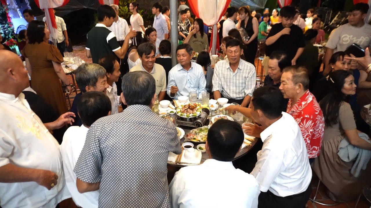 ĐƯỜNG VỀ NHÀ CHỒNG SAO XA QUÁ Nhà Gái Lần Đầu Đi Ghe Về Nhà Chồng  • Toàn Miền Tây