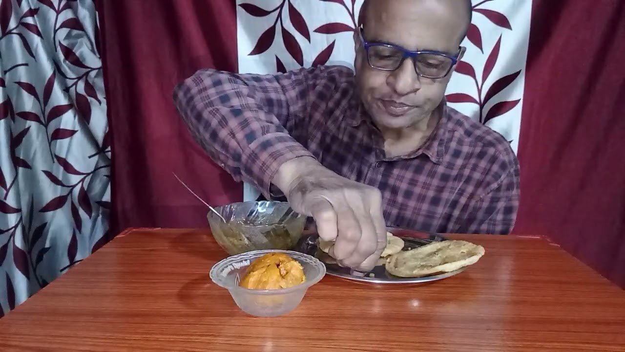 Bigbites Abhijeet Eating Peas Kachori, dum alu and kheerer chop