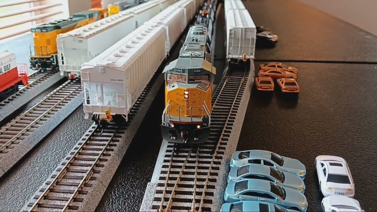 Rail traffic congestion. HO Scale Bachmann EOT device on Rapido Hoppers. Athearn Genesis EMD SD60M.
