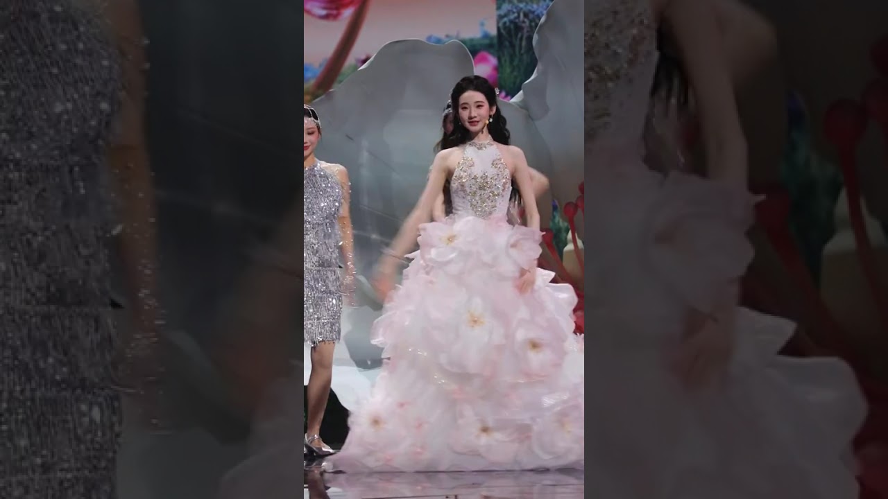 【张艺凡】💜 #湖南卫视春晚# @张艺凡 「好春光」舞台直拍📹：是谁把“好春光”穿在身上了？🌷 #时代峰峻影视部 #ZhangYifan 