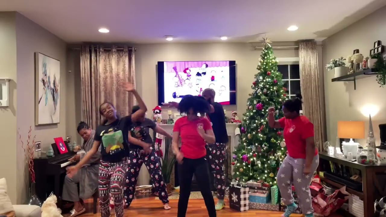 MERRY CHRISTMAS!!!!! Peanuts dance challenge |Charlie Brown