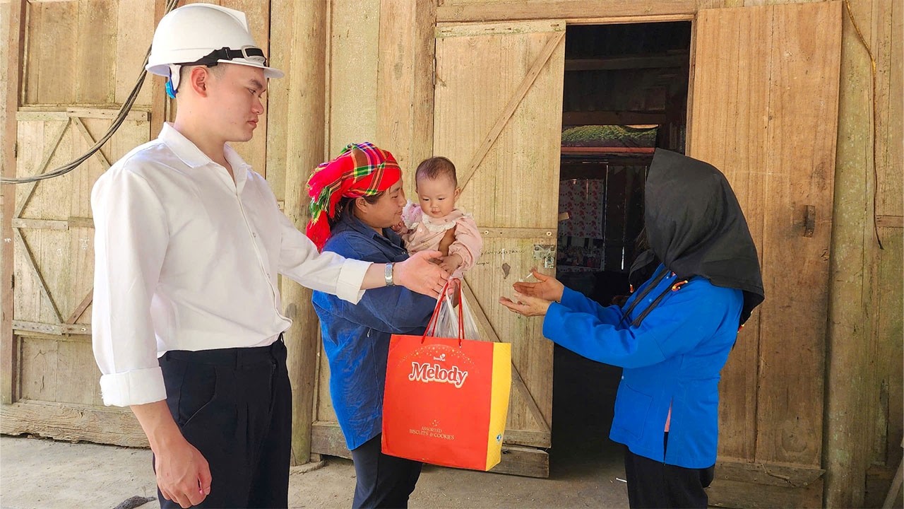 The CEO took the single mother to visit the impoverished child living in a dilapidated house