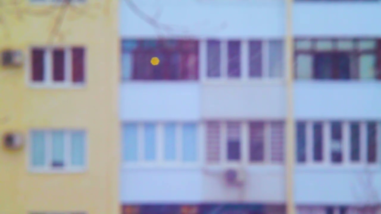 А снег идёт снег идёт по щекам твоим бьёт бьёт. Болеешь очень ТЕМПЕРАТУРЕН стоишь и ждёшь как дурень