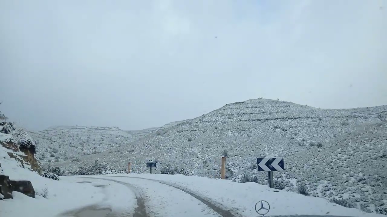 في قلب الطريق يمتد البياض كلوحة مرسومة بعناية..🏔️❄️@.  #relaxing #عشقالطبيعه #snow #شتاء #mountains 