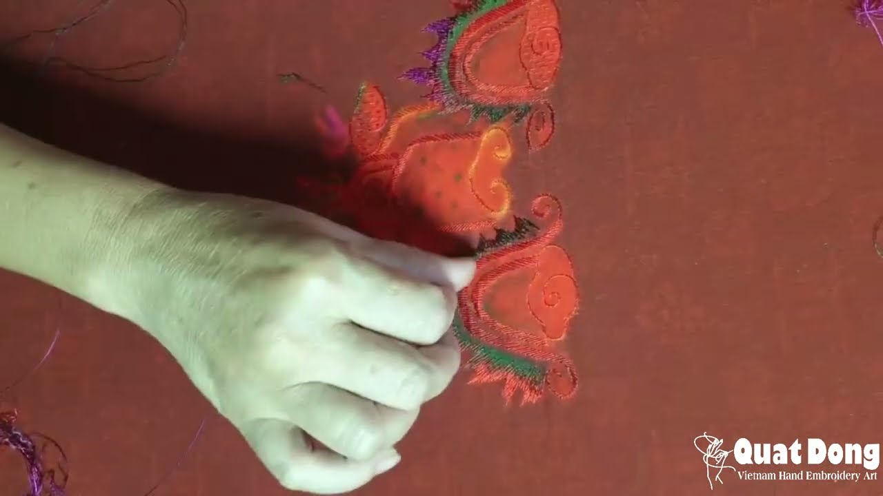 C&ocirc;ng Đoạn Th&ecirc;u Tay Họa Tiết Cung Đ&igrave;nh Huế Tr&ecirc;n &Aacute;o D&agrave;i - Hand embroidery Art