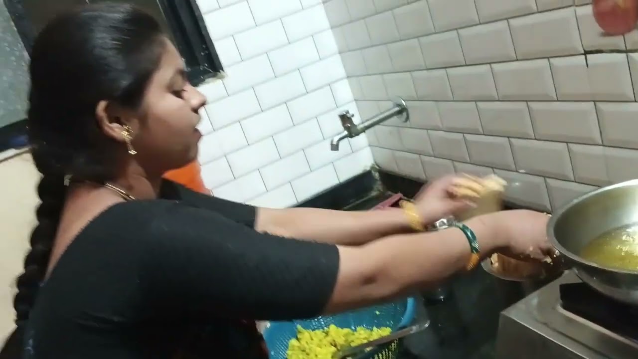 आज आमच्या घरी बनवला कुछ अलग डिश विदर्भ चा तांबडा रसा वडा 😂🤣😂🤣😂🤣🤣🤣🤣