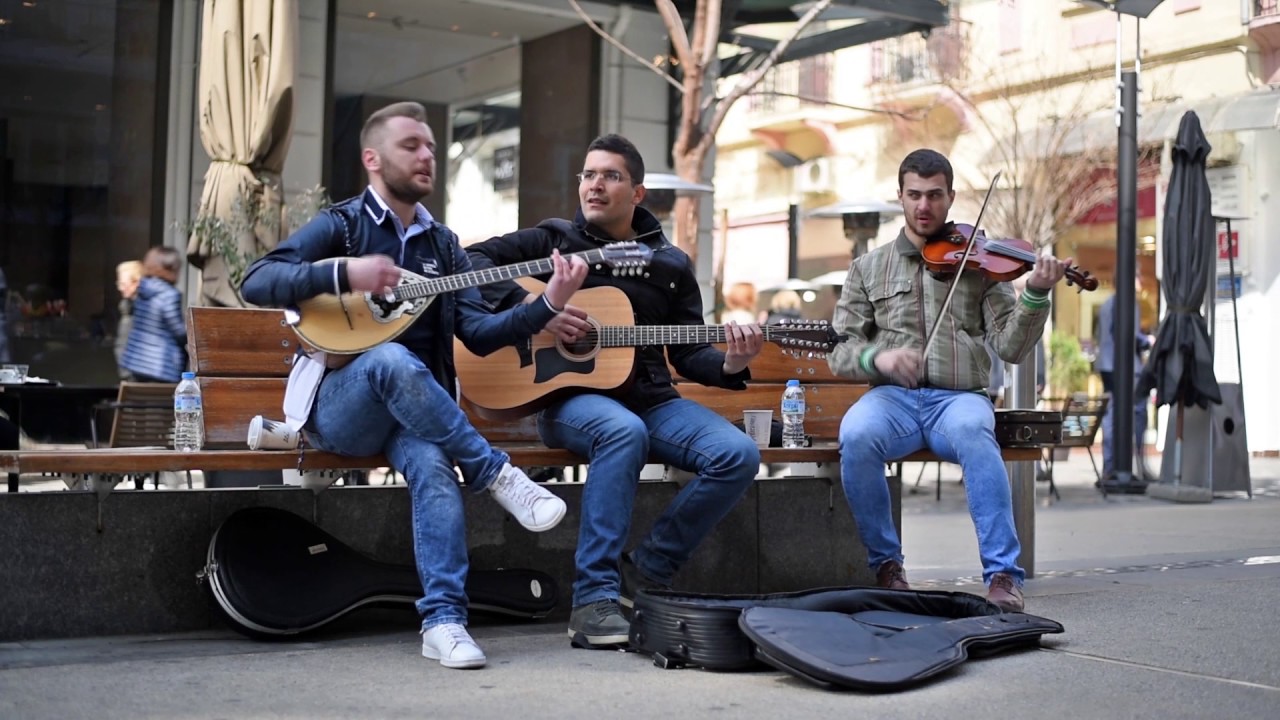 Thessaloniki Street Musicians a.k.a. Χάσμα Γενεών - Χρώμα δεν αλλάζουνε τα μάτια