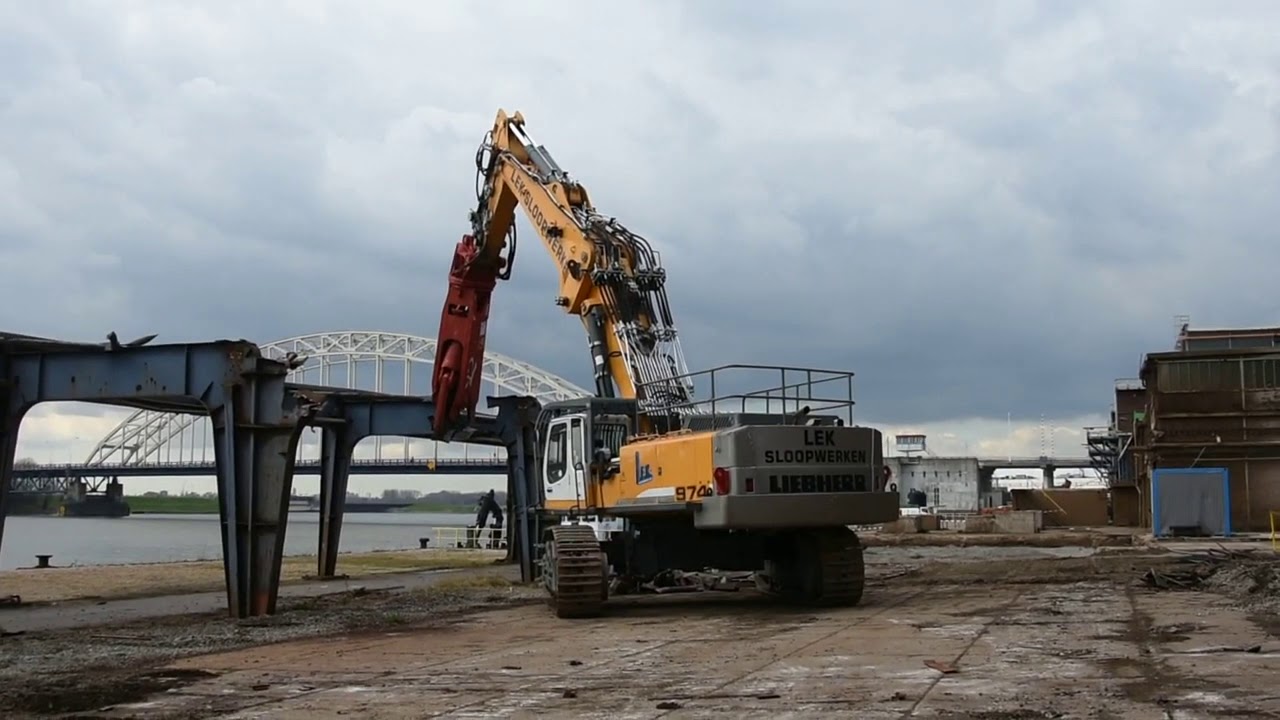 LaBounty MSD 7500R scrap shear on Liebherr R974C VH HD demolition excavator, Lek Sloopwerken