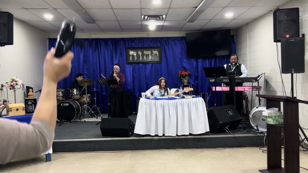 Exaltando a YHWH con hallel .