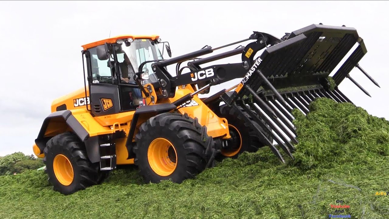 JCB 435S Agri And Massey Ferguson 7626 Clamping Silage