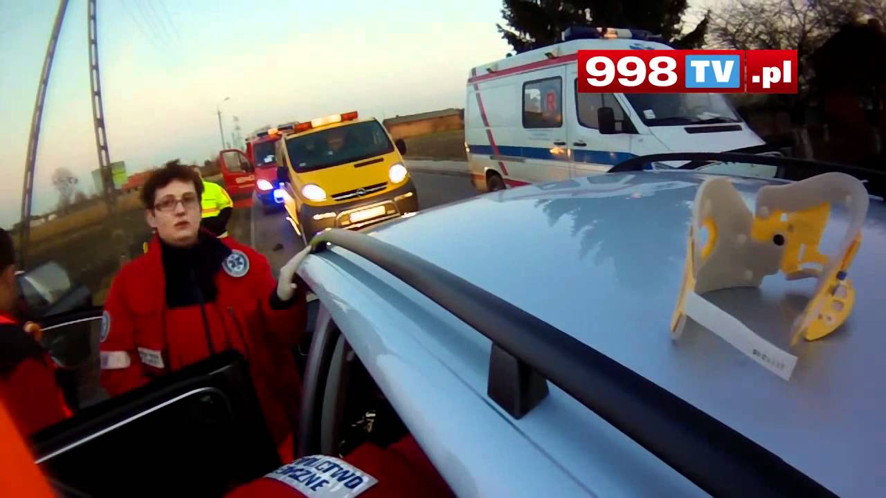 Wypadek w Pogroszewie - Samochód osobowy wpadł do rowu i uderzył w słup.