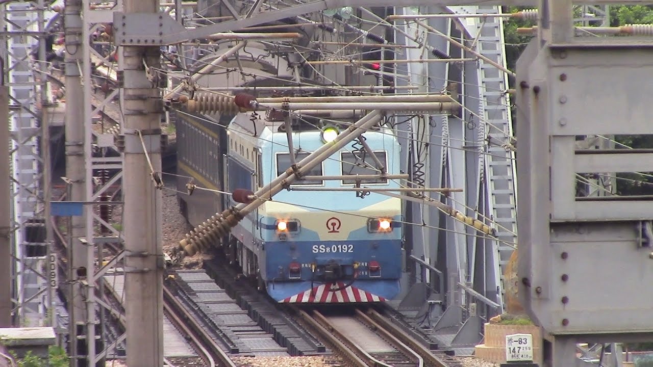 SS80192牽引Z804次(肇九直通車尾班車)通過深圳站4道