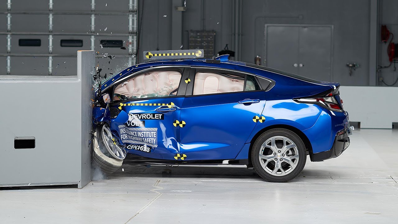 2017 Chevrolet Volt driver-side small overlap IIHS crash test