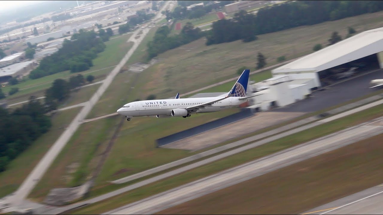Amazing United B737-800s Parallel Takeoff at IAH