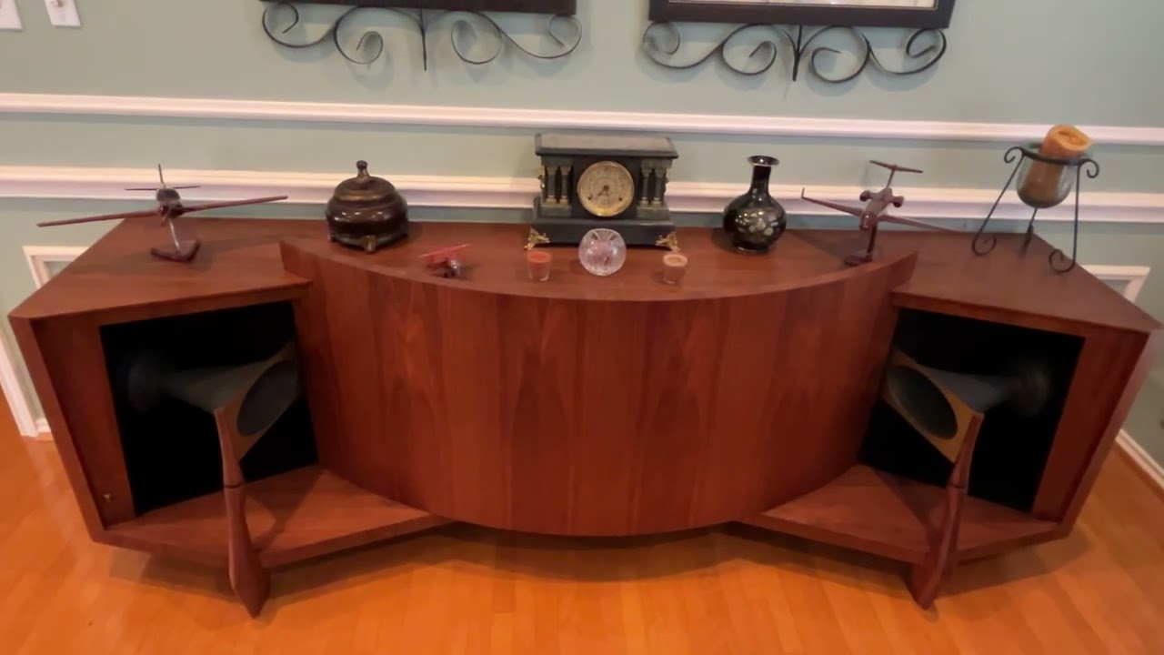 JBL Paragon, Marantz модель 9s, предусилитель 7c, тюнер 10b, источник CD, озвучка Мэтта Гарретта.