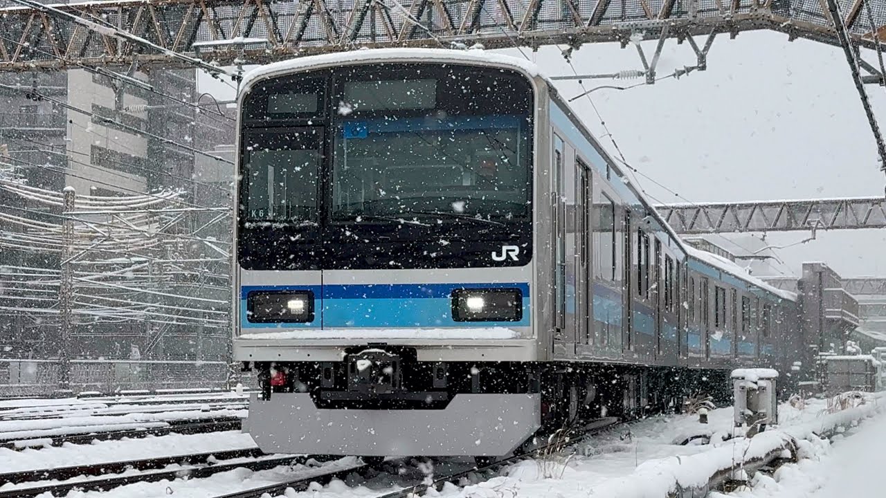 E231系800番台ﾐﾂK6編成が三鷹車両センター構内で洗車を行うシーン