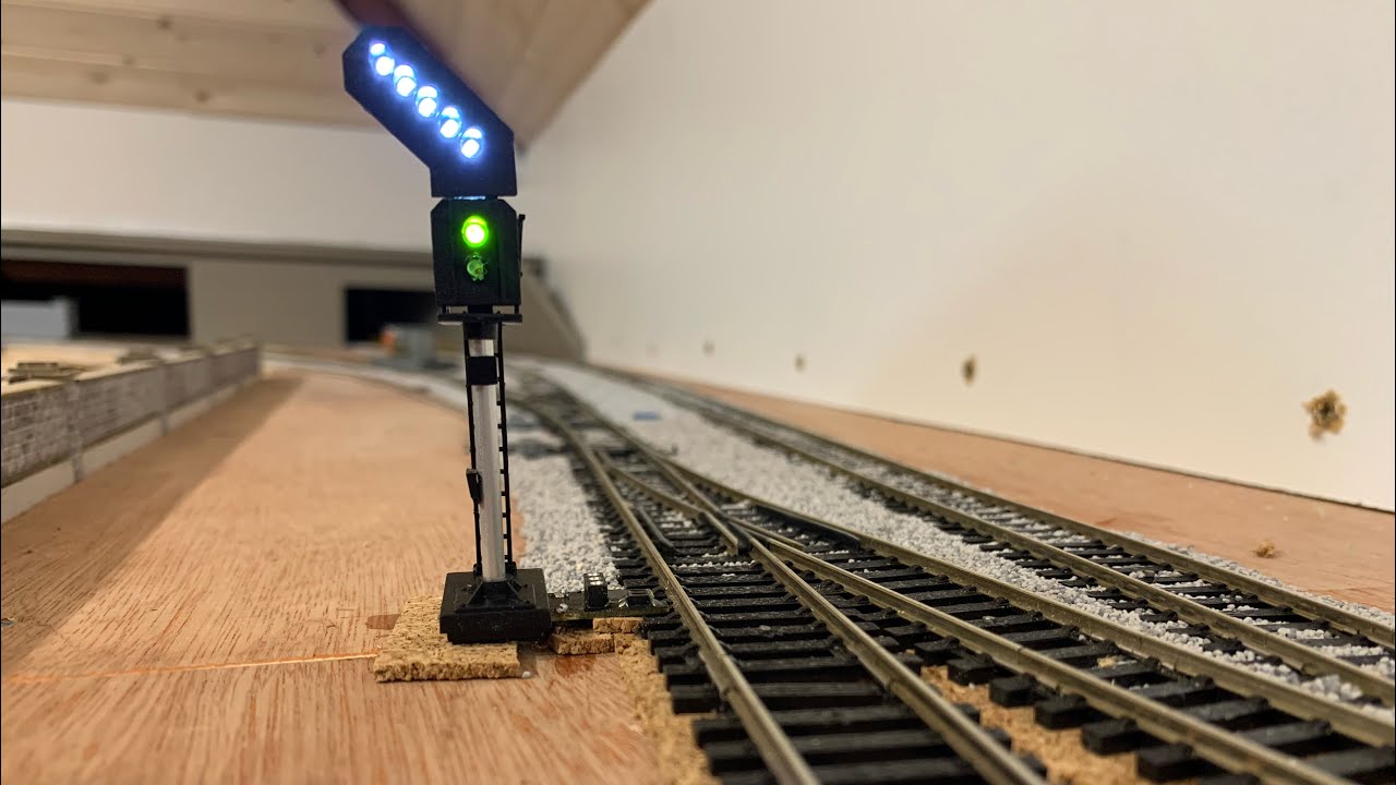 Train-Tech SS2L Automatic sensor signal with left feather route indicator