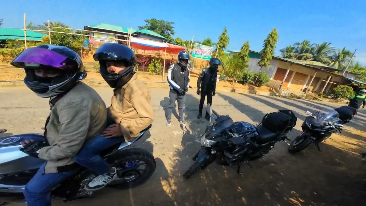 এই গ্রামে রাস্তাঘাটে কোন ময়লা নেই৷। মুনলাই পাড়া
