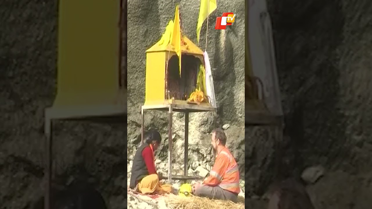 Uttarkashi Tunnel Collapse: Int'l Tunneling Expert Offers Prayers At Tunnel Temple With Local Priest