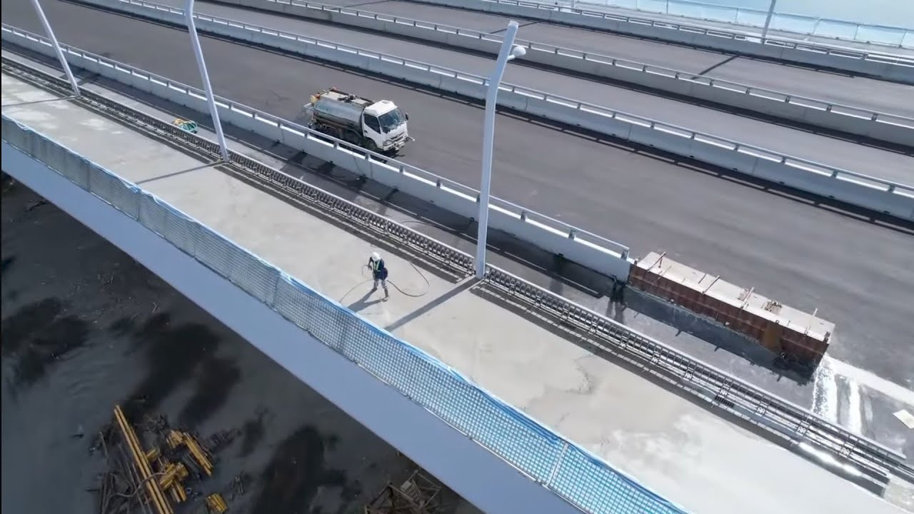 2026.03.16 淡江大橋工程 八里端橋面 南下外側 打磨後清洗 遠眺河中 概況觀察 各區最新進度概況 空拍直播