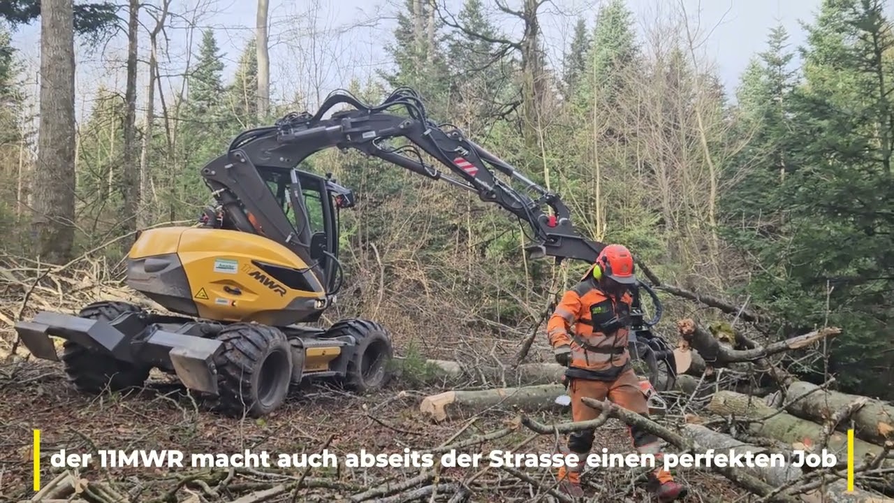 Mecalac 11MWR-St5 Mobilbagger mit Rungenwagen und Holzgreifer in der Rückegasse