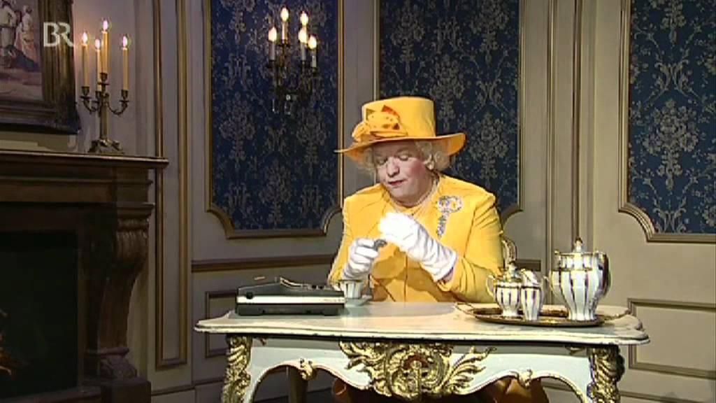 Helmut Schleich als Queen Elizabeth II.