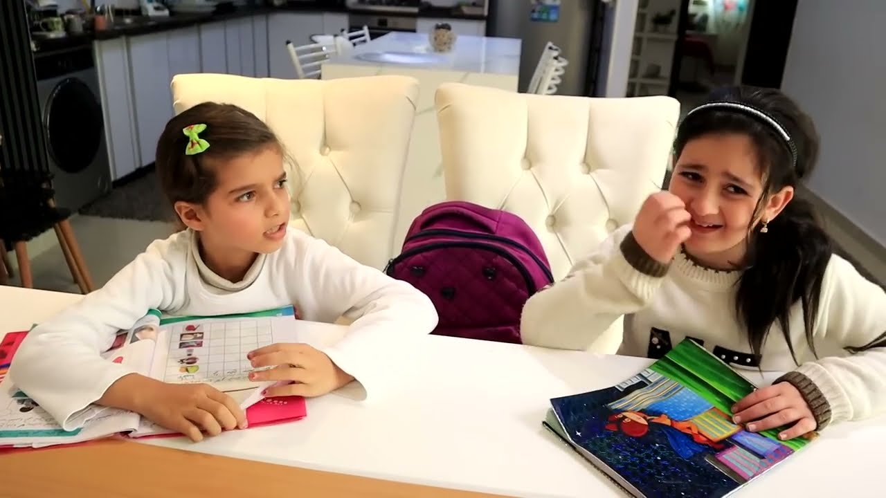 بنت صغيرة ما في معها تدفع رسوم المدرسة 😥 وكان السبب صدمة للجميع !!