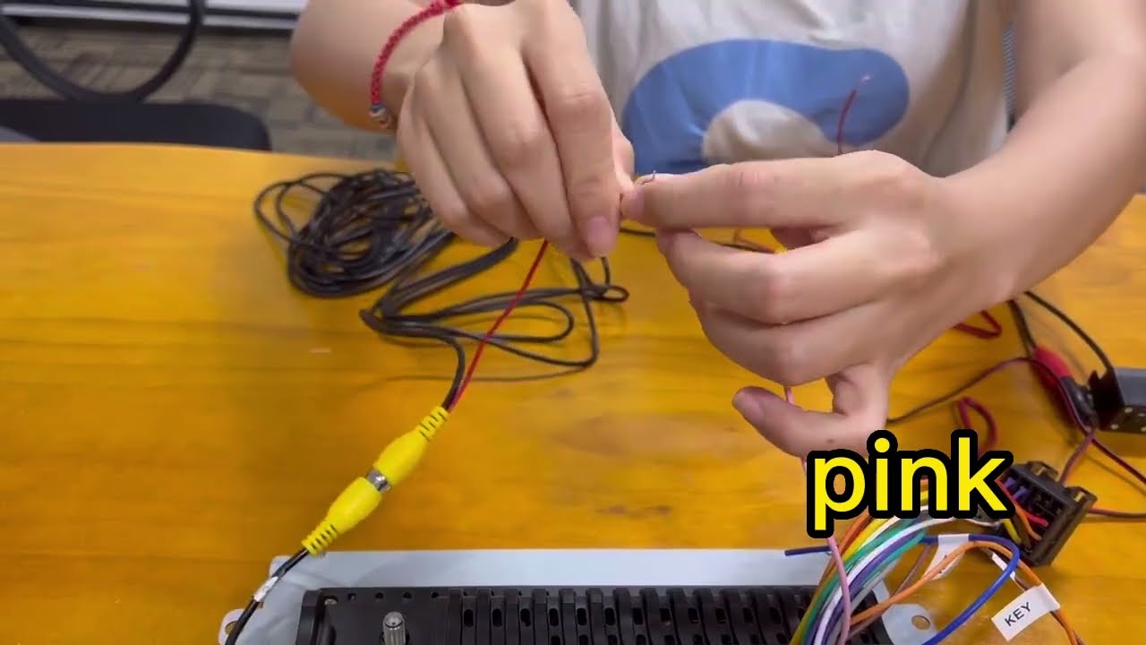 How to connect a reverse camera for Android radio？
