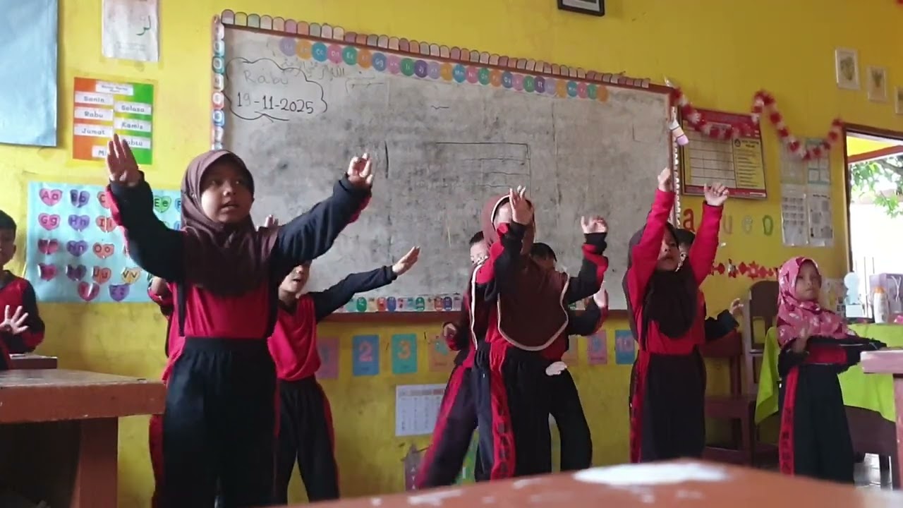 GERAKAN LAGU 4 KATA AJAIB KELAS 1 SD HARAPAN II BINJAI