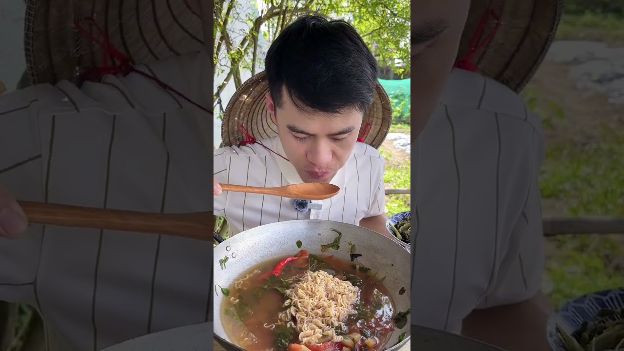  Ăn mì với nhiều loại rau có trong vườn nhà