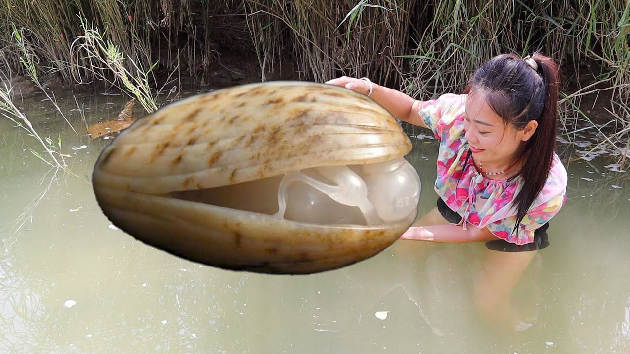 😱 River Discovery: Girl Digs Up Centuries-Old Mutated Clam, Stunningly Hits Pearl Jackpot!
