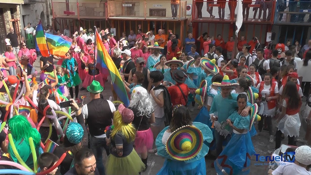Tarde de disfraces y vaquillas en Alcalá de la Selva