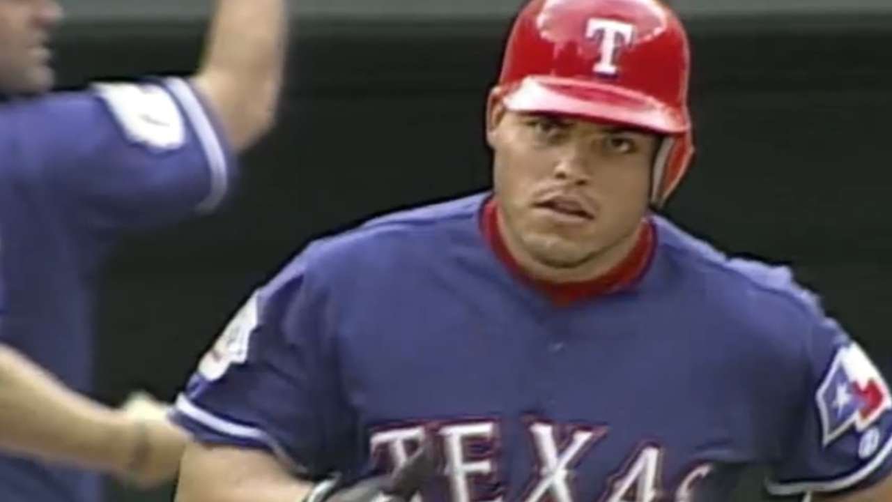 NYY@TEX: Pudge homers off Mo to tie game in 9th