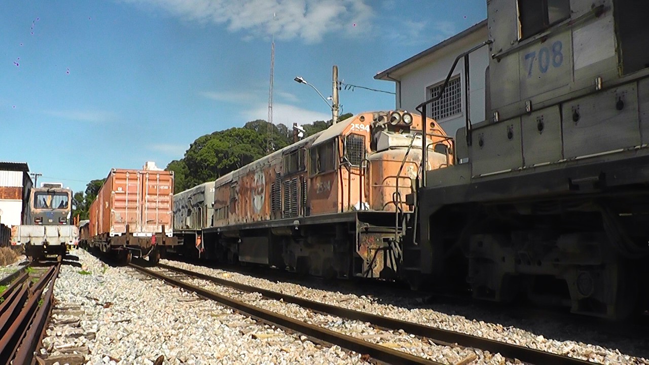 Hoje é Domingo, dia de alegria... e de curtir um belo Cruzamento de Trens!!