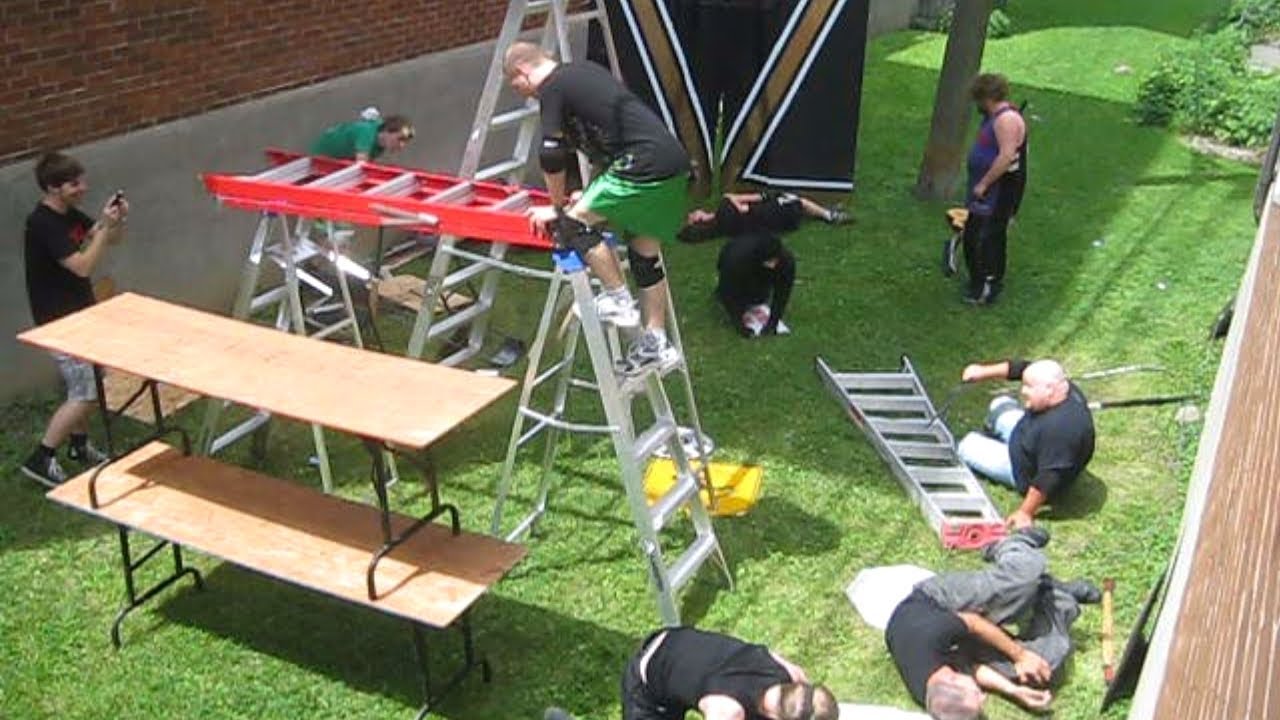 Матч &laquo;Джинн в ламповой лестнице&raquo; из 10 человек &mdash; CHW Backyard Wrestling