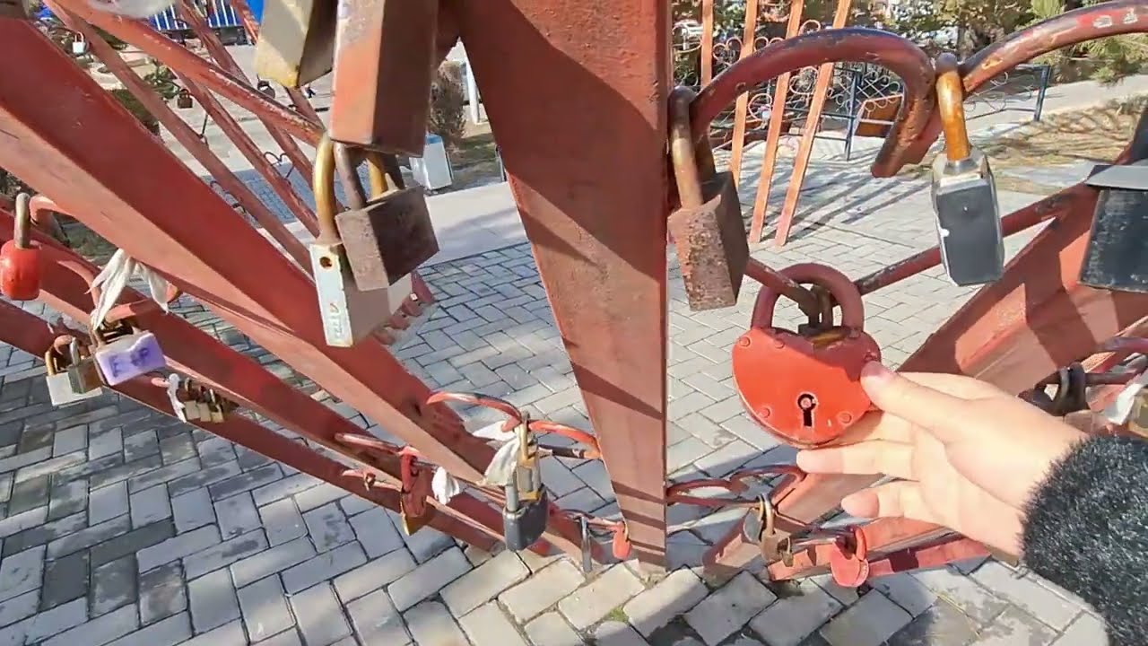 Талдыкорган проезд на 8 автобусе, набережная реки Каратал, висят замки👌