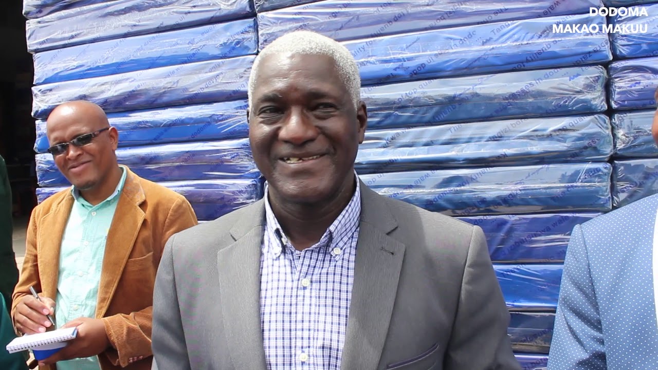 RC DR MAHENGE AKABIDHIWA MSAADA WA MAGODORO 100 YENYE THAMANI YA TSH 20 MIL KWA AJILI YA  HOSPITALI