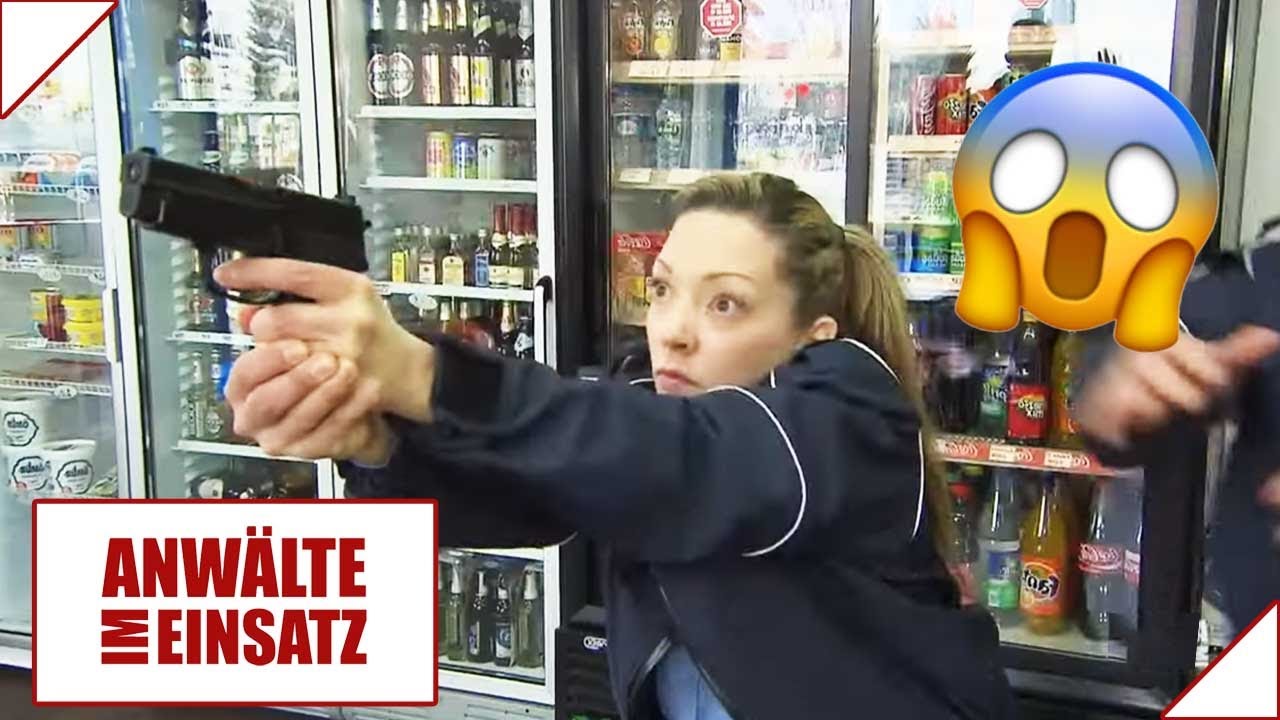 Zu hart rangenommen? ​Polizistin wegen Körperverletzung angezeigt! | 1/2 | Anwälte im Einsatz SAT.1
