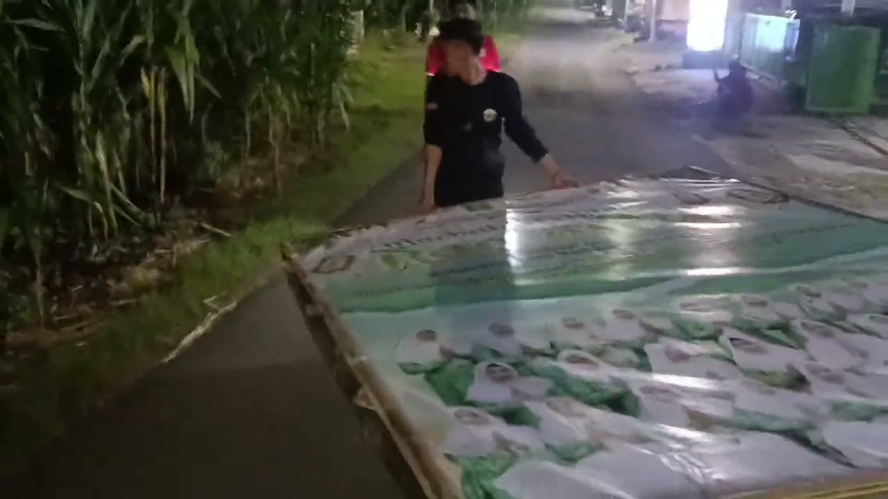 Satkorkel Banser Lawanganagung mendirikan Banner Fatayat NU Anak Ranting Lawangan