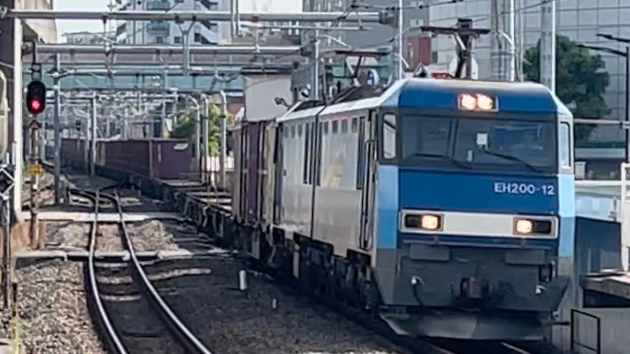JR貨物EH200形12号機+コキ20両が北千住駅1番線を通過するシーン（89レ・高A202・コンテナ）2025.9.2.14:58