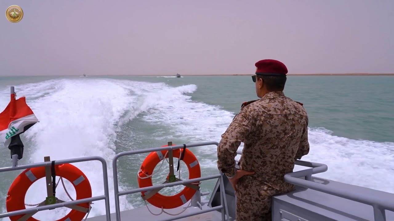 رئيس أركان الجيش يزور قاعدة أم قصر البحرية ويجري جولة في المياه الإقليمية