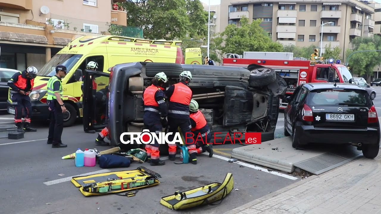Un aparatoso accidente en una parada de autobús de Palma deja un herido