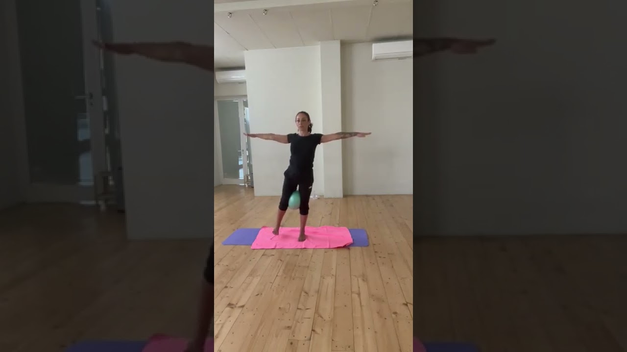 Ginnastica-Pilatness con la palla piccola.