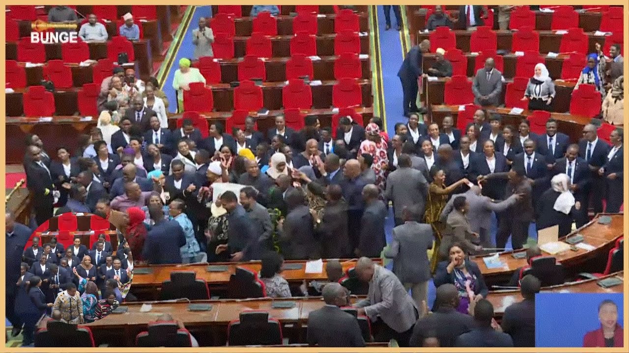 BALAA! KWAYA YA BUNGE ILIVYOWAAMSHA WABUNGE WOTE KUCHEZA BUNGENI/ HUU NDIO WIMBO WAO