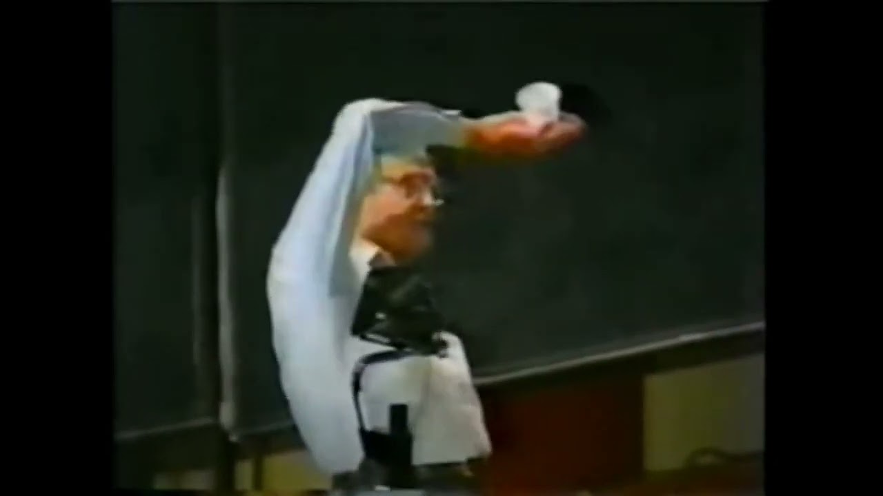 Richard Feynman demonstrates rotation by 4&pi;=0&deg;.
