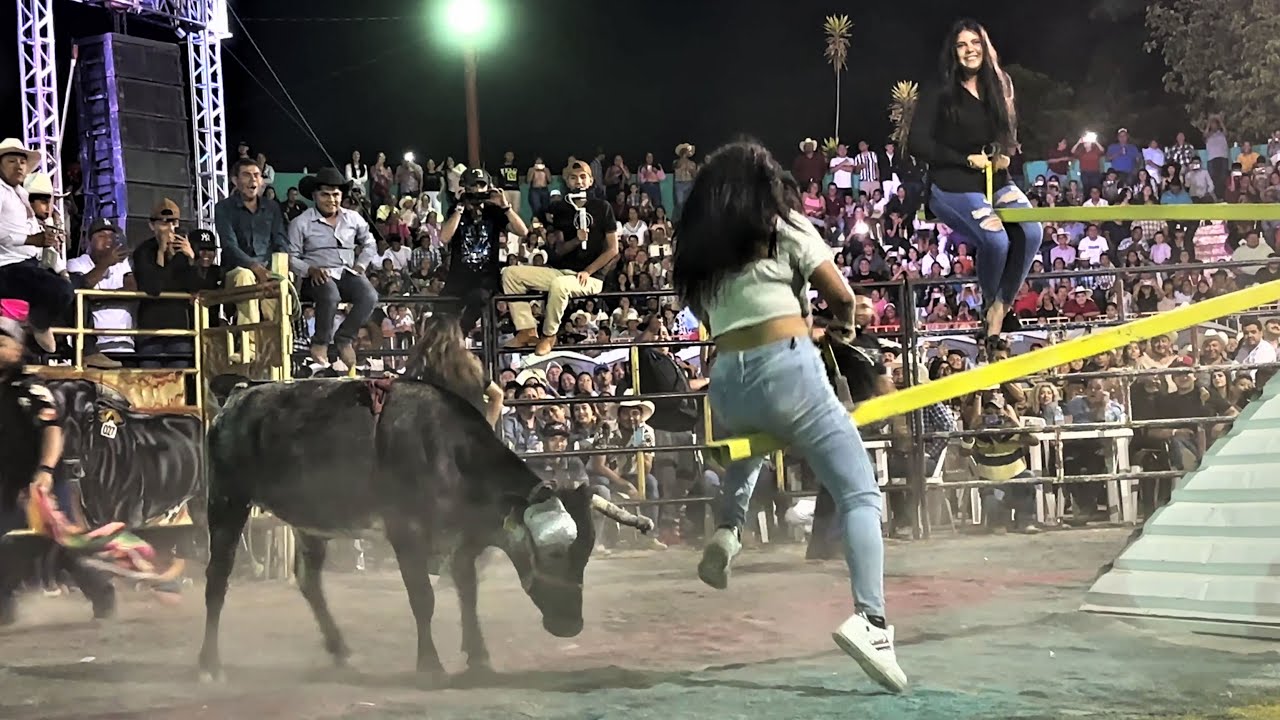 ¡SE ANIMARON LAS MUCHACHAS! EL SUBE Y BAJA CON EL TORO