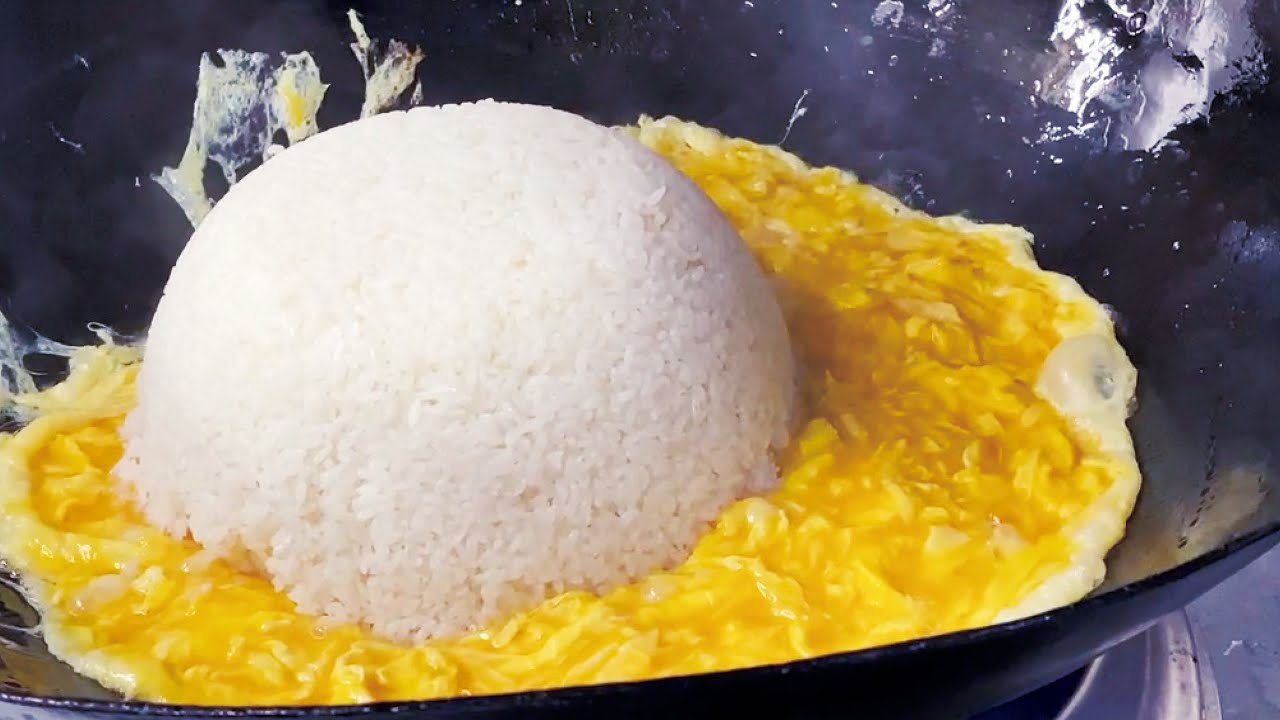 タイ屋台の食べ物・巨大チャーハンのような賄い炒飯　fried rice